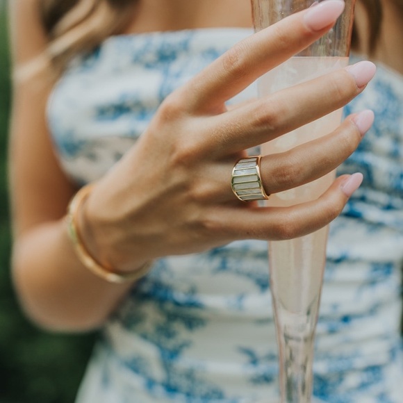Chic Gold and White Mother of Pearl Women's Ring - Picture 3 of 3